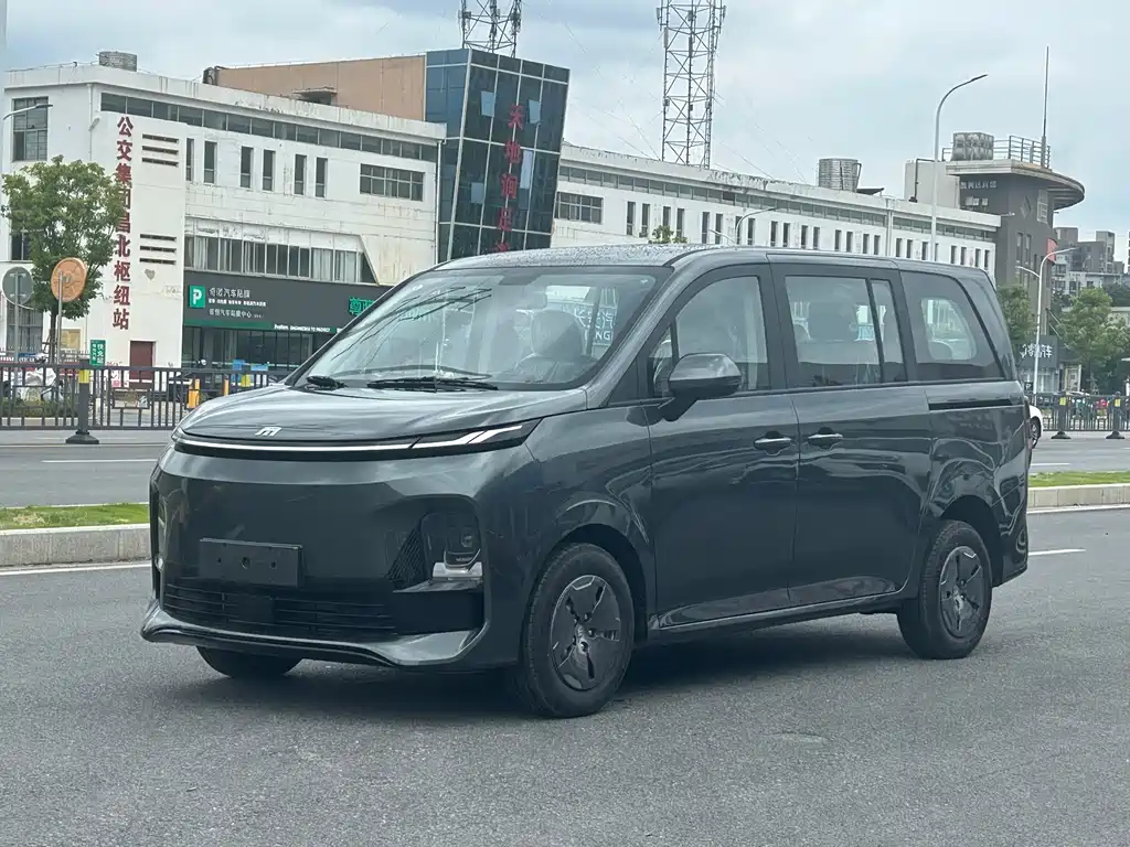 Сычуань. 鑫源向上V6 新能源