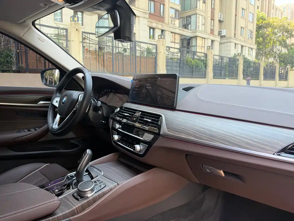 BMW 5 Series — миниатюра 9