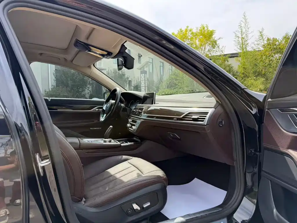 BMW 7 Series — миниатюра 12