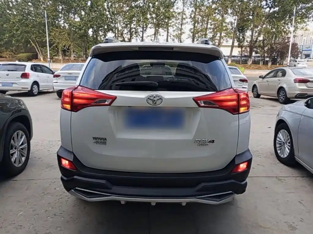Toyota RAV4 — миниатюра 6