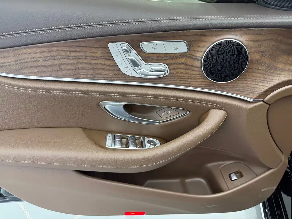 Mercedes-Benz E-Class — миниатюра 5