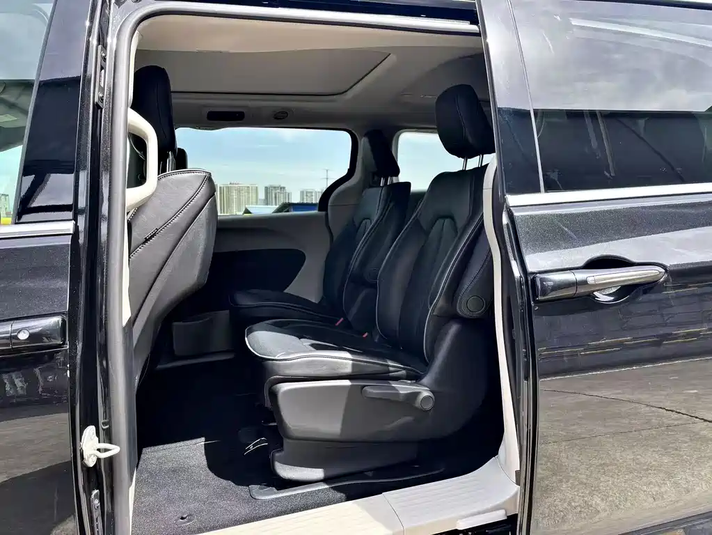 Chrysler Grand Voyager PHEV (Import) — миниатюра 11