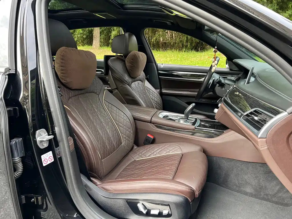 BMW 7 Series — миниатюра 13