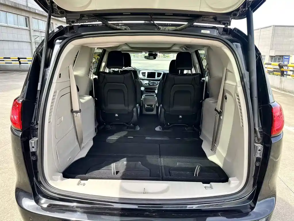 Chrysler Grand Voyager PHEV (Import) — миниатюра 18