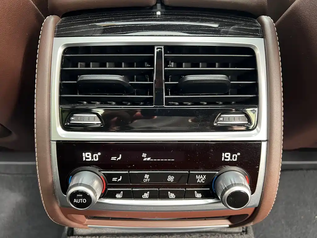 BMW 7 Series — миниатюра 11