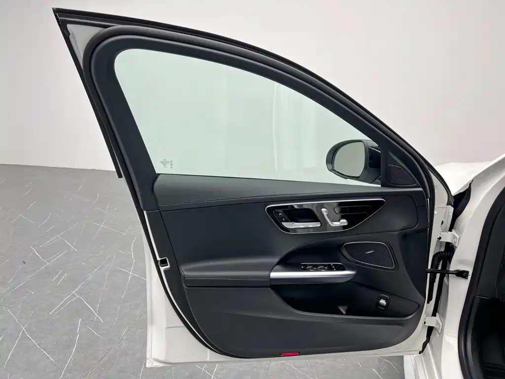 Mercedes-Benz C-Class — миниатюра 11