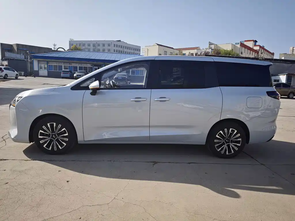 Wuling Xingguang 730 New Energy — миниатюра 12