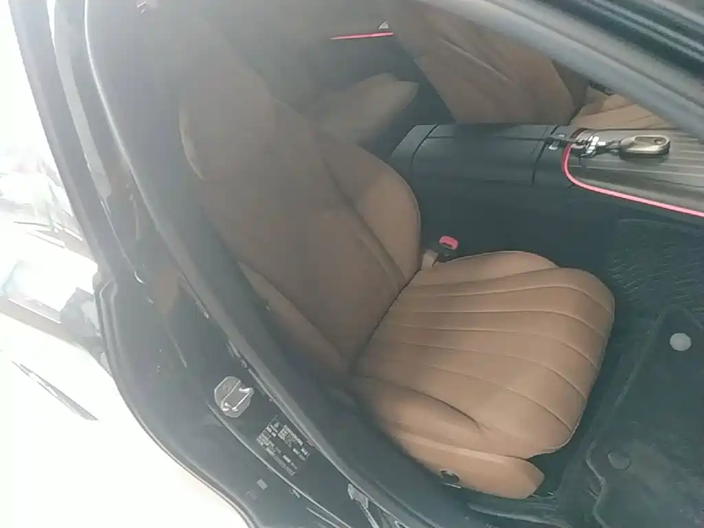 Mercedes-Benz E-Class — миниатюра 25