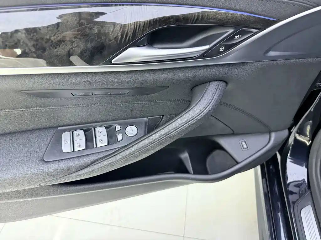 BMW 5 Series — миниатюра 5
