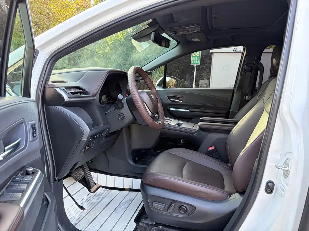 Toyota Sienna — миниатюра 4