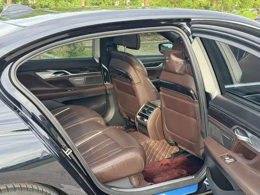 BMW 7 Series — миниатюра 14