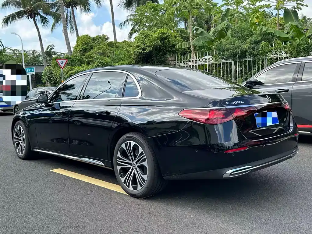 Mercedes-Benz E-Class — миниатюра 7