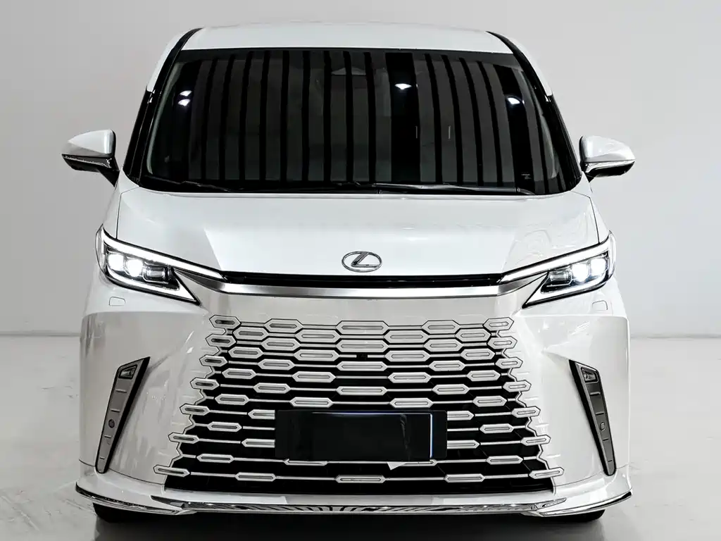 Lexus LM 2025 500h мест