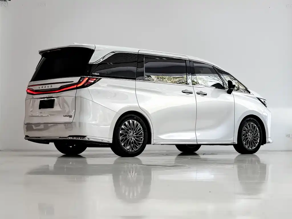 Lexus LM 2025 500h мест
