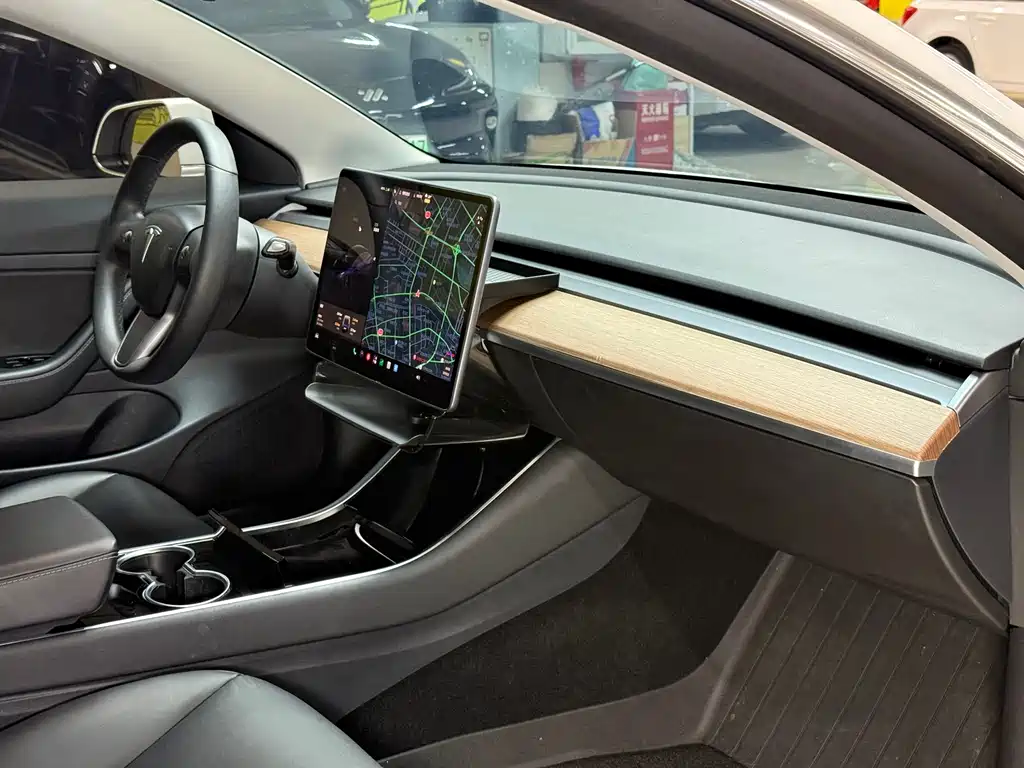Tesla Model 3 — миниатюра 20