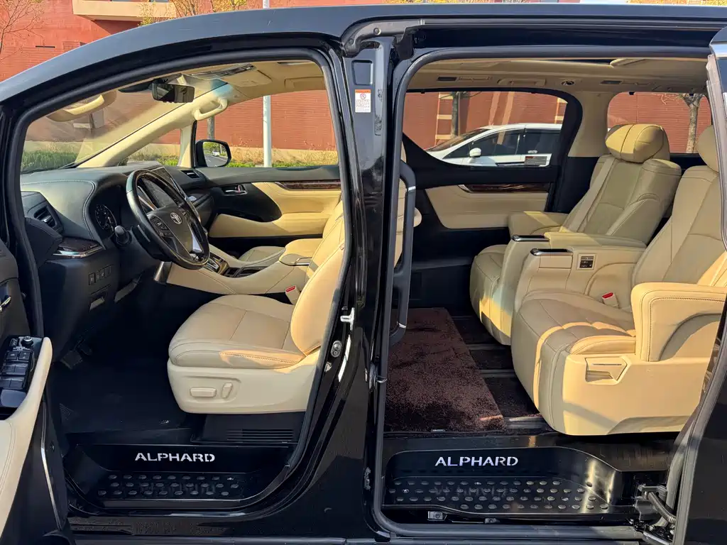 Toyota Alphard — миниатюра 7