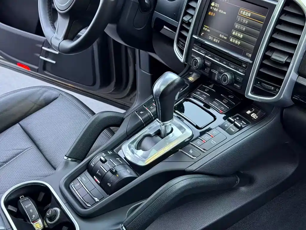 Porsche Cayenne — миниатюра 6