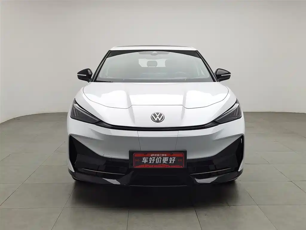 VOLKSWAGEN WITH THE CROWD 06