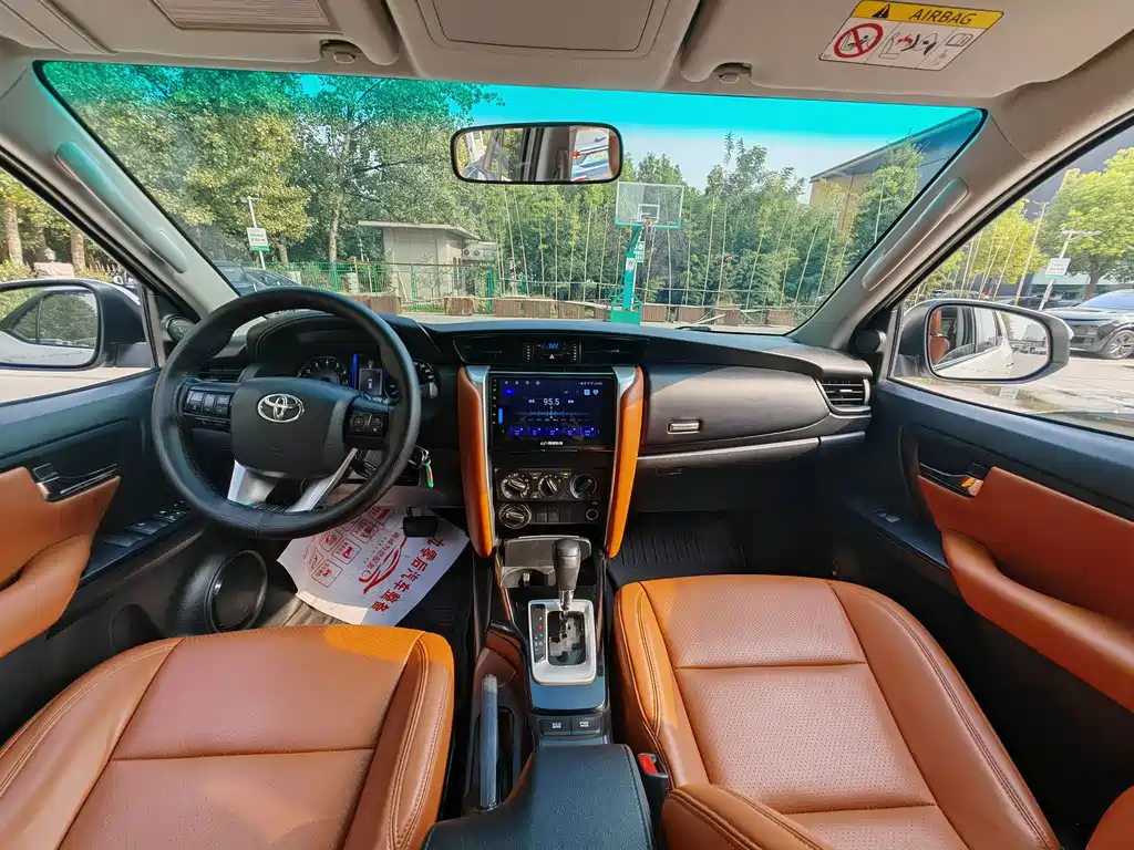 Toyota Fortuner — миниатюра 6