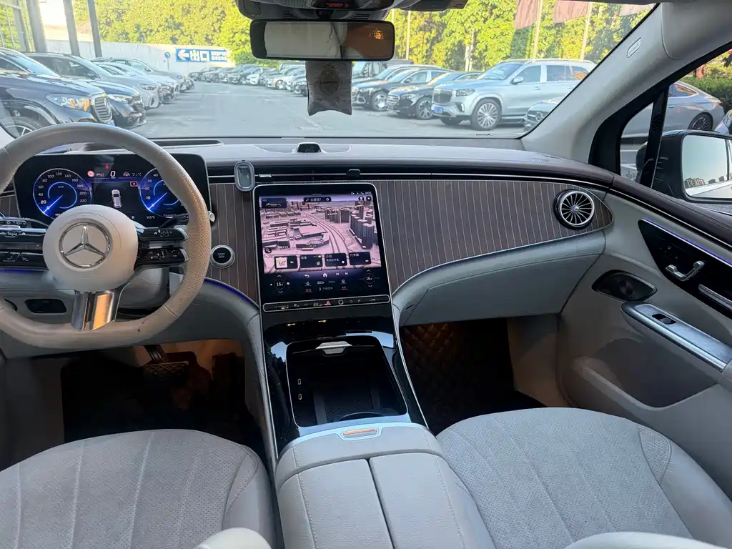 Mercedes-Benz EQE SUV — миниатюра 8