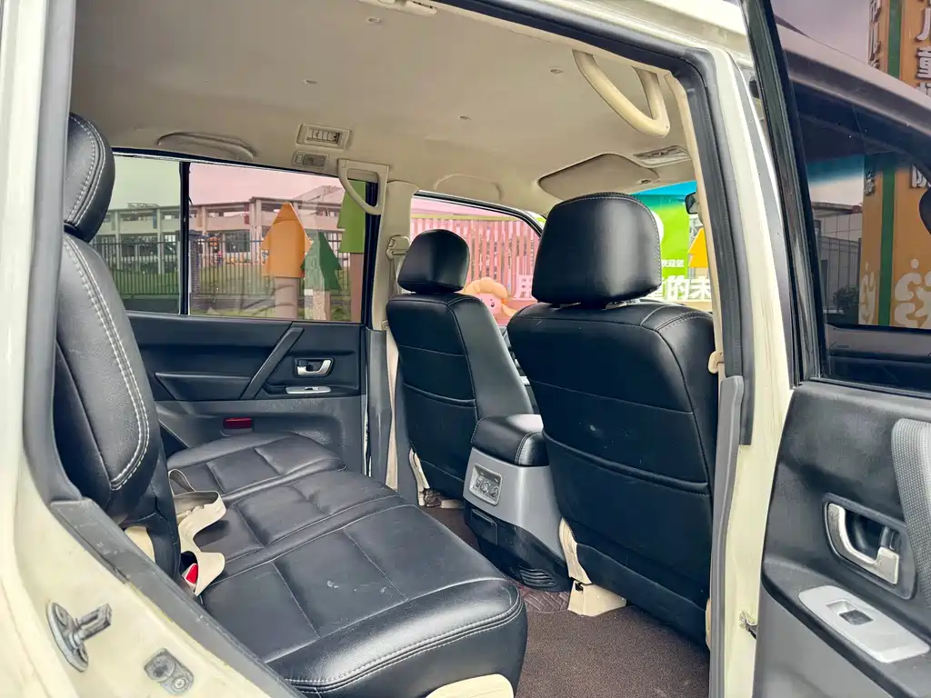 Mitsubishi Pajero — миниатюра 8