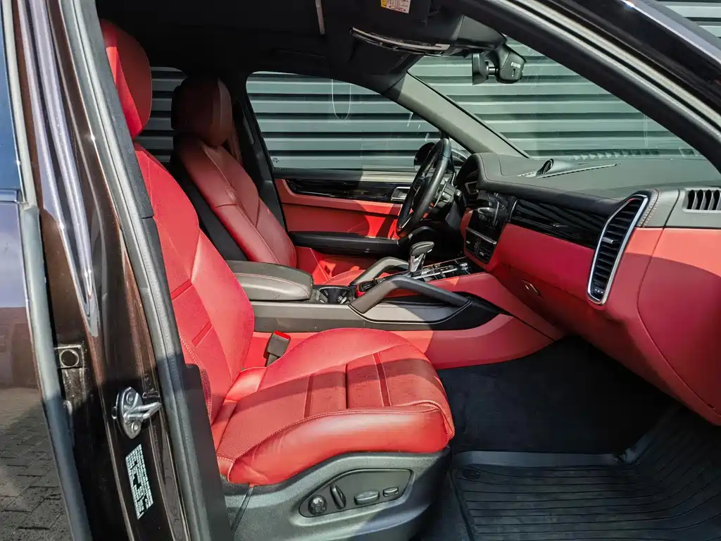 Porsche Cayenne — миниатюра 6