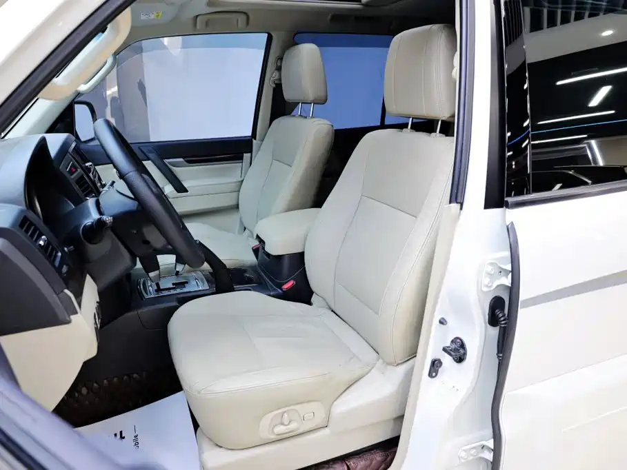 Mitsubishi Pajero (Import) — миниатюра 26