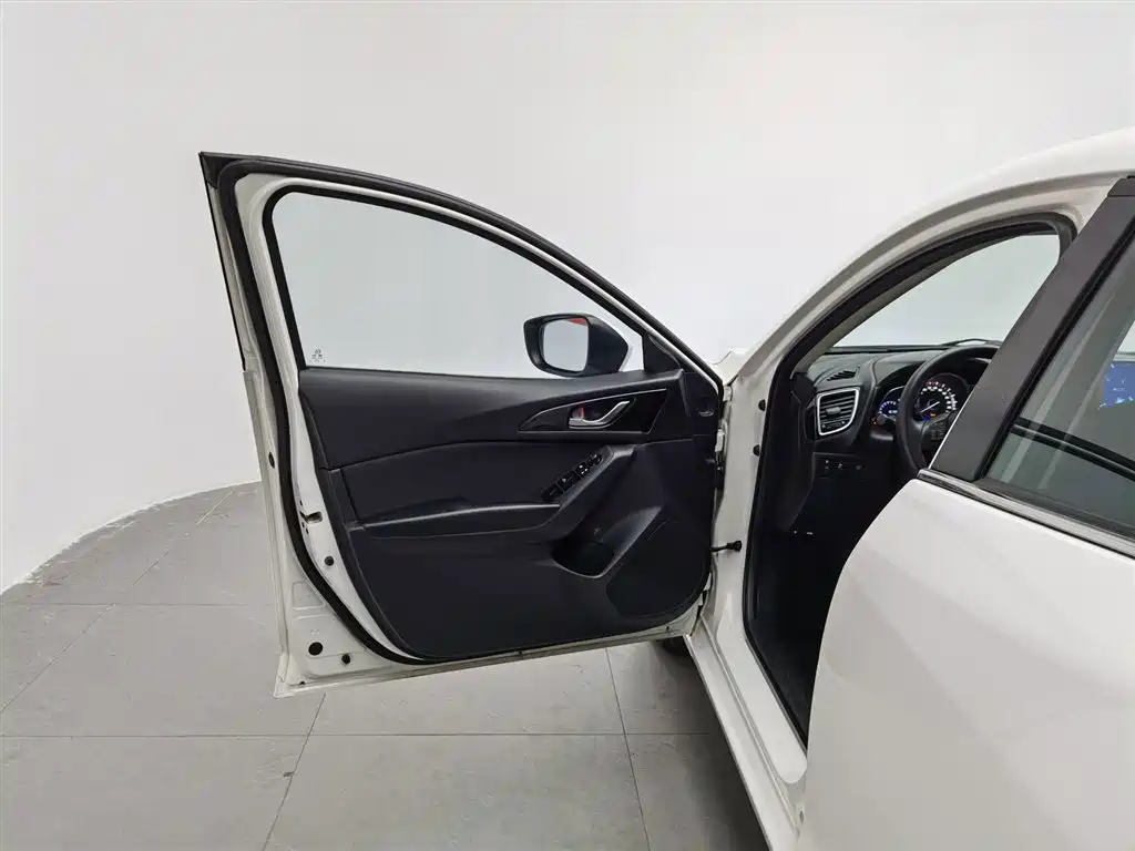 Mazda Mazda3 3 2016 1.5L MT Luxury