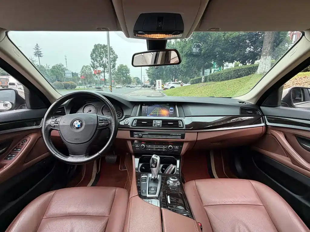 BMW 5 Series — миниатюра 13