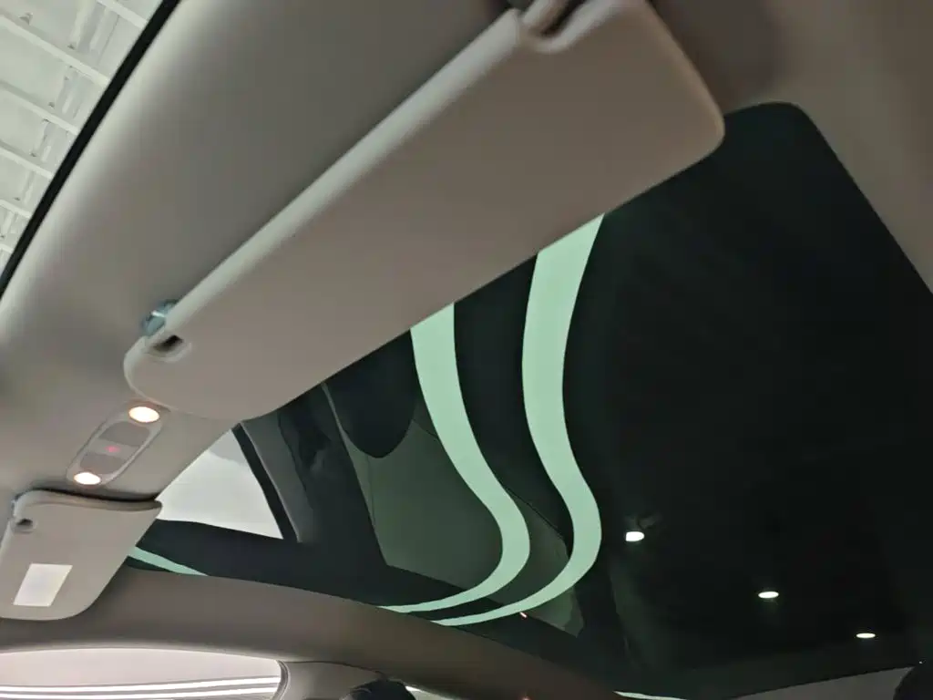 Tesla Model Y — миниатюра 18