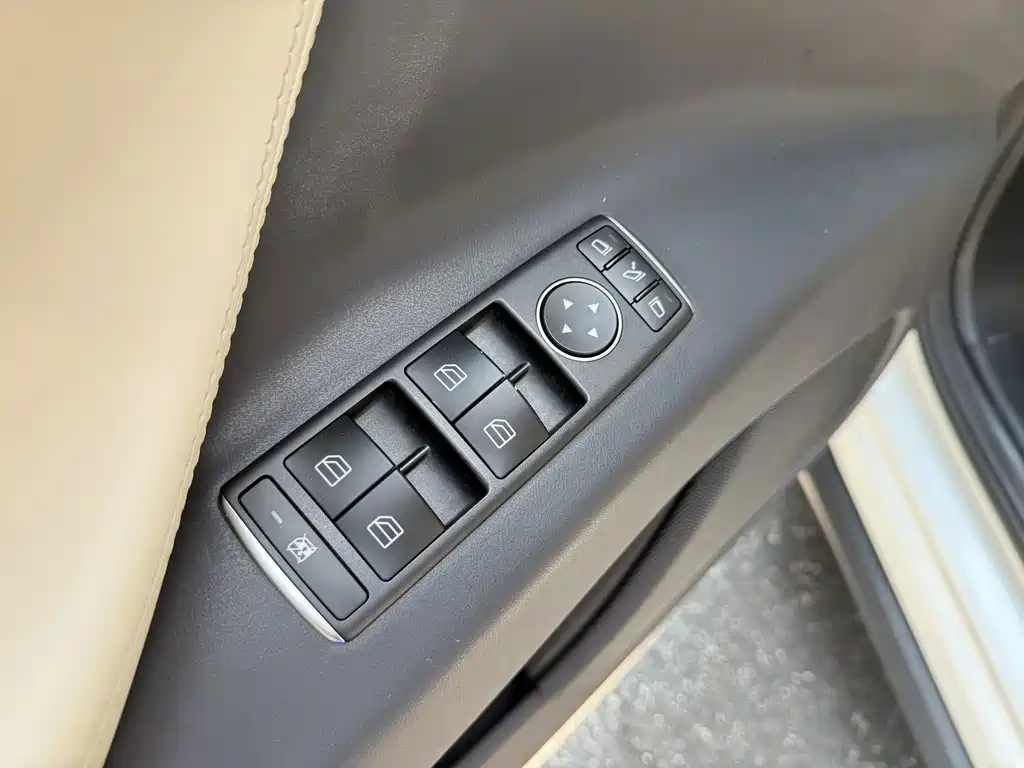 Tesla Model X — миниатюра 8