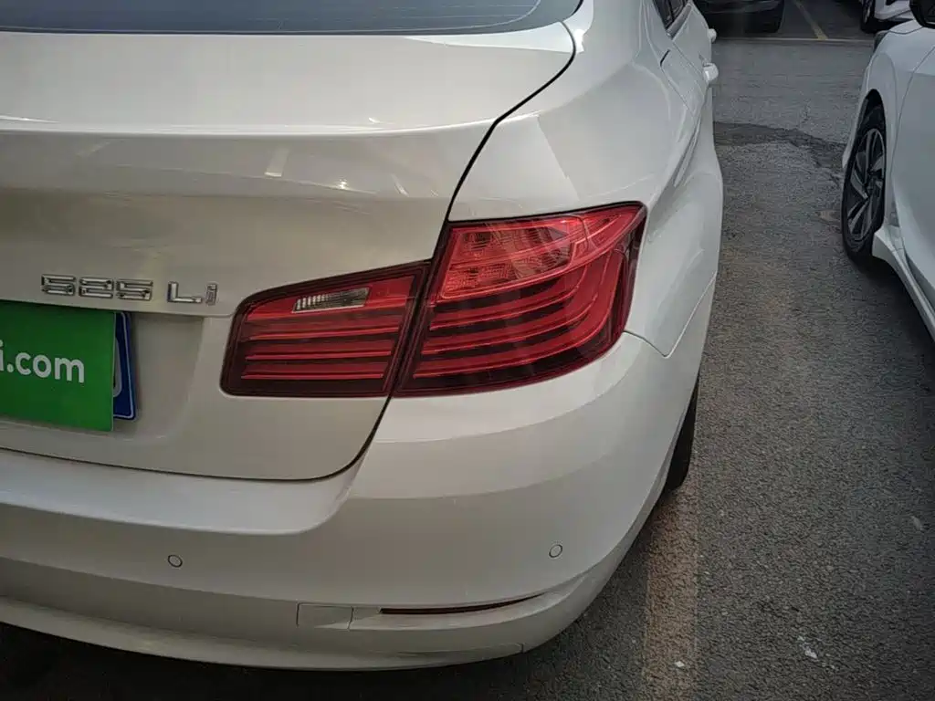 BMW 5 Series — миниатюра 8