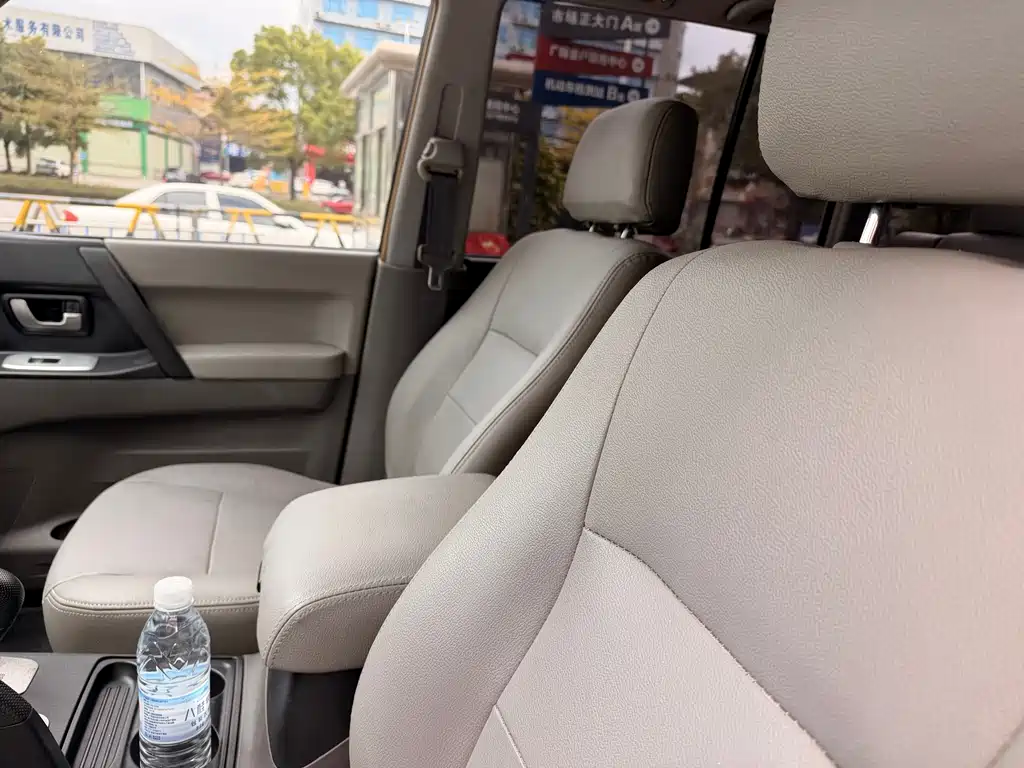 Mitsubishi Pajero (Import) — миниатюра 14
