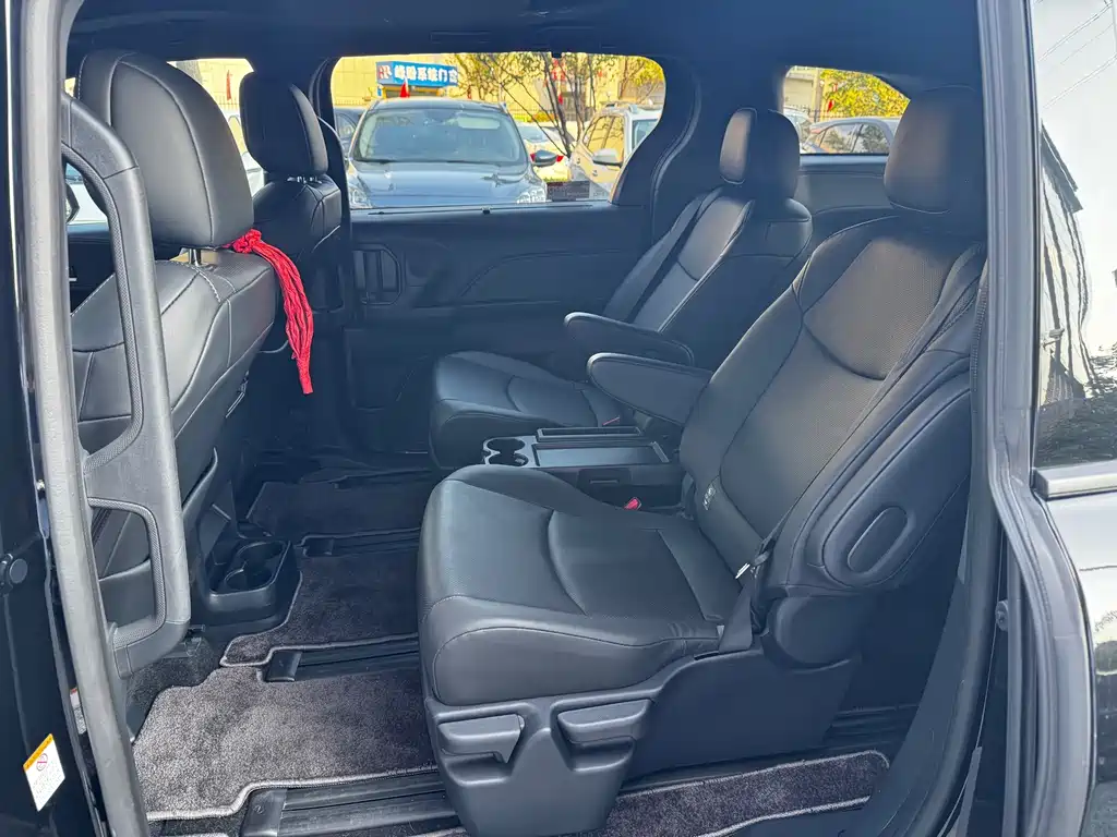 Toyota Sienna — миниатюра 6