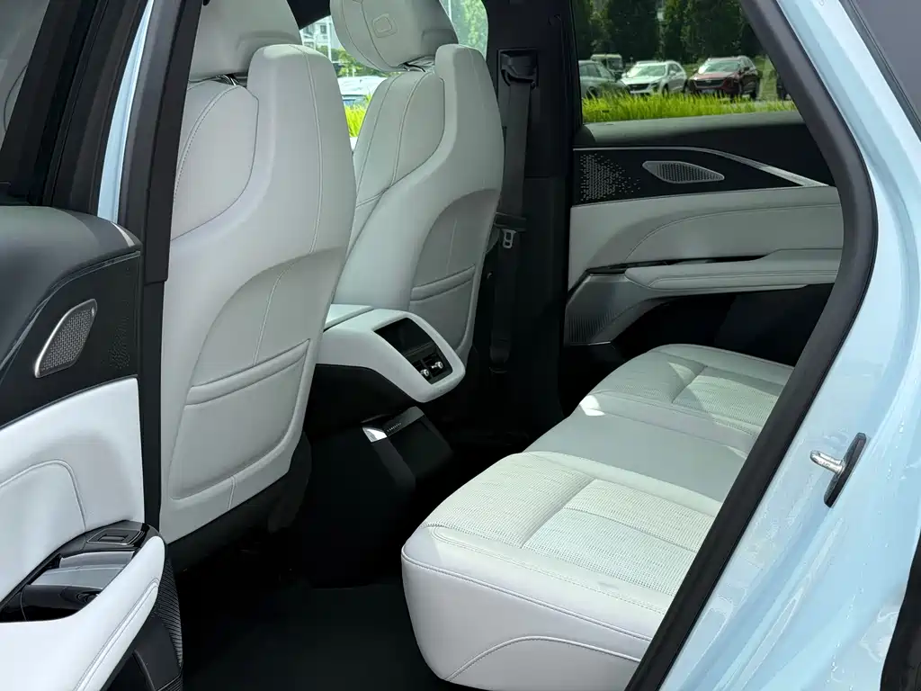 Cadillac Lyriq — миниатюра 8