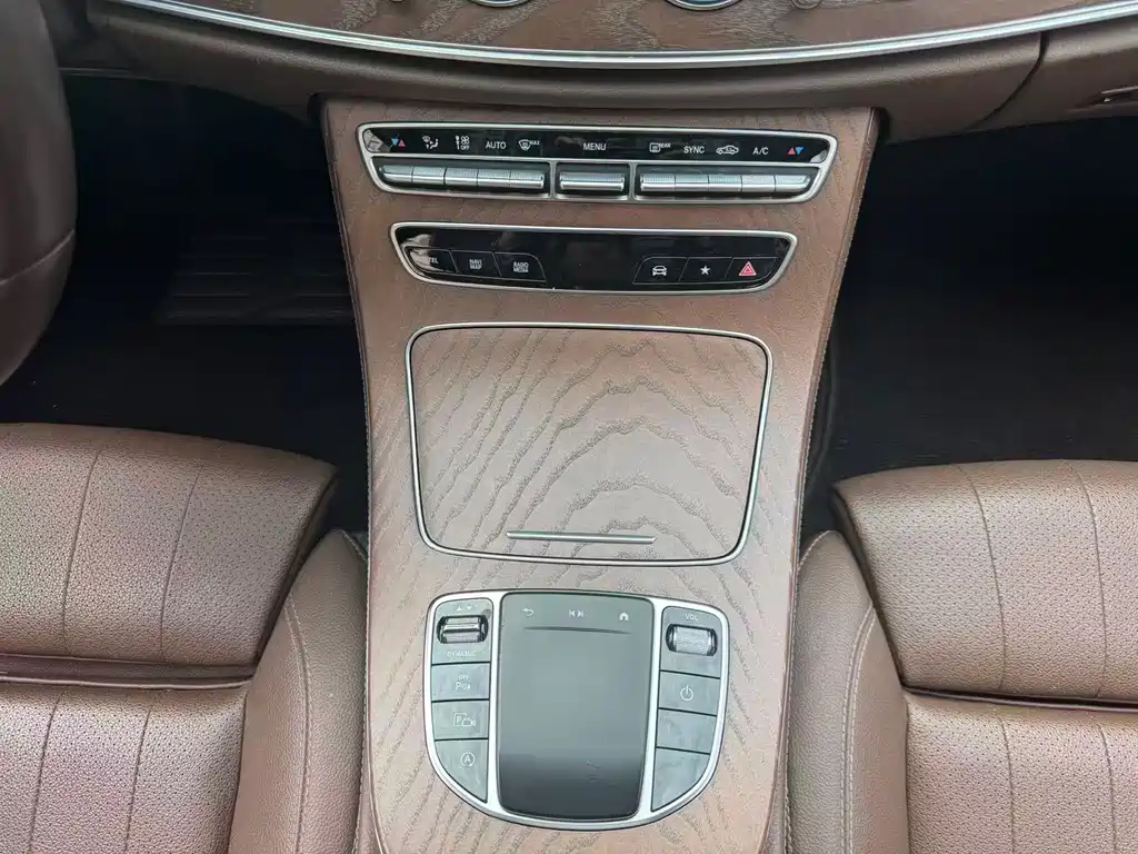 Mercedes-Benz E-Class — миниатюра 8