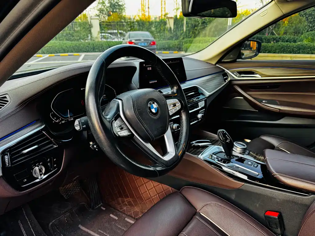 BMW 5 Series New Energy — миниатюра 9