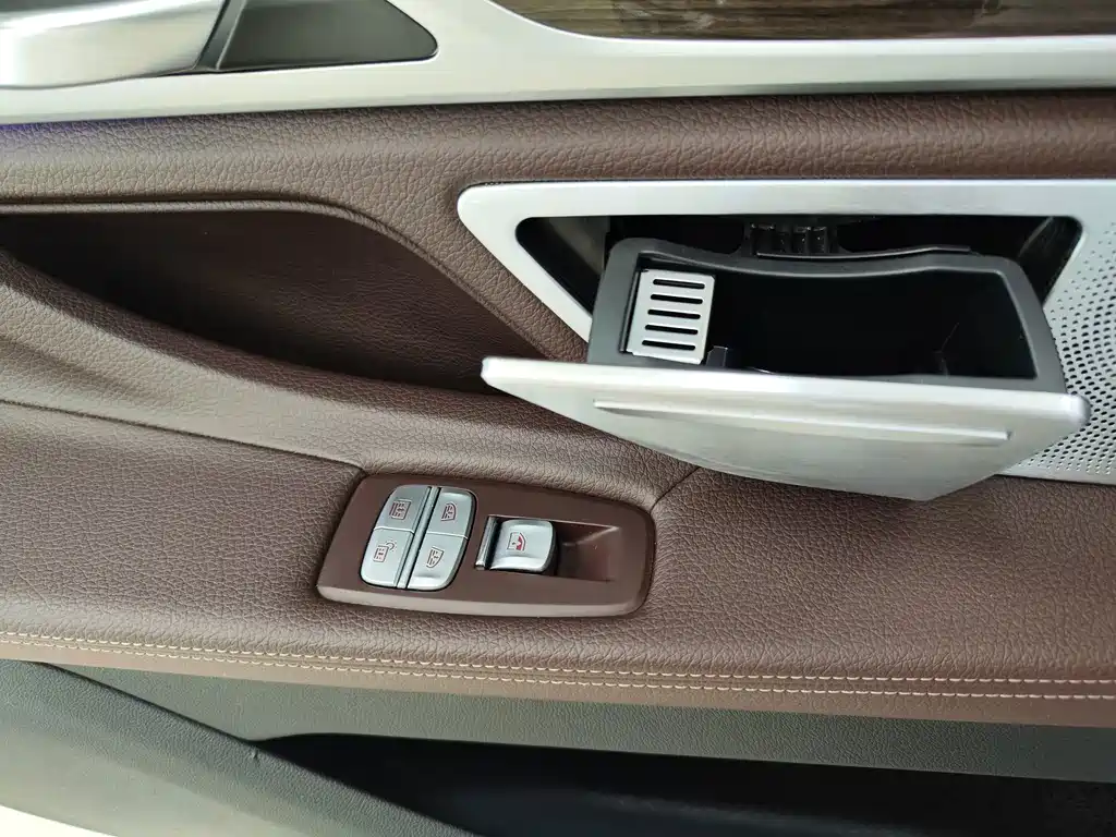 BMW 7 Series — миниатюра 23