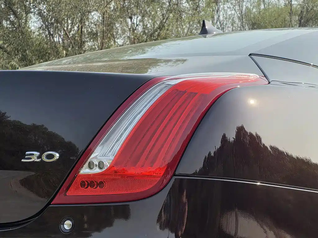 Jaguar XJ — миниатюра 17