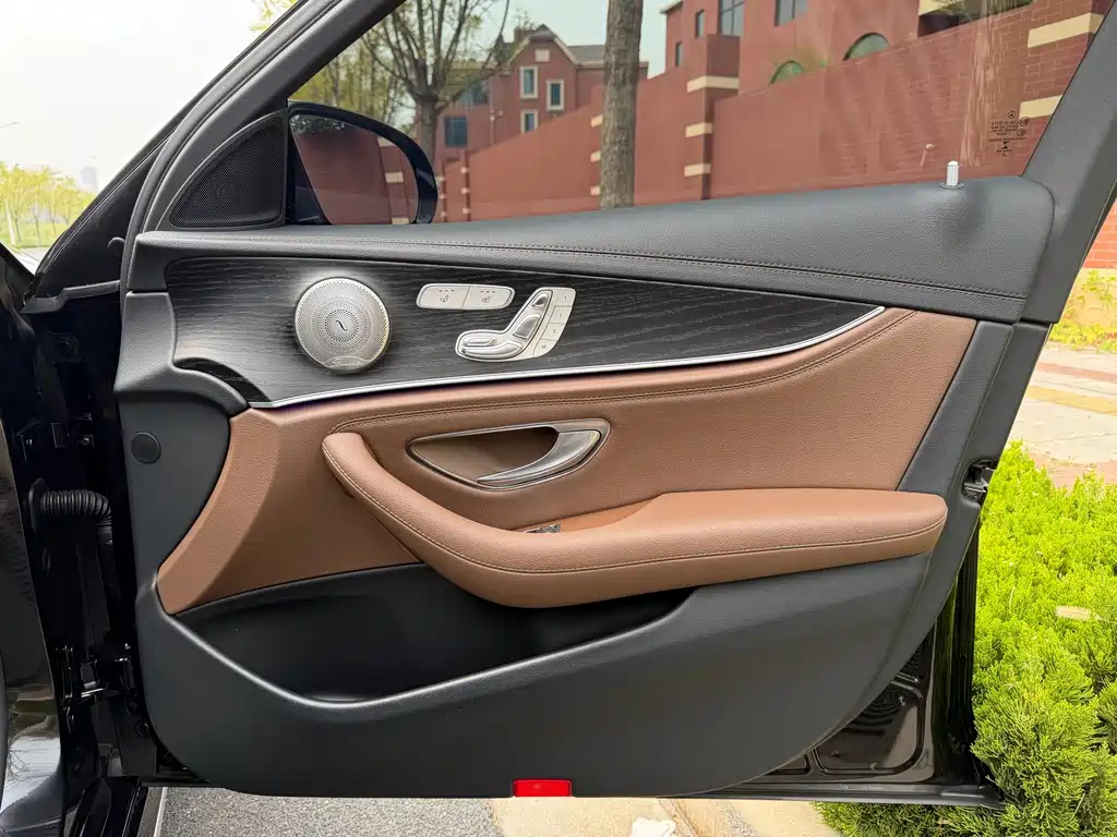 Mercedes-Benz E-Class — миниатюра 11