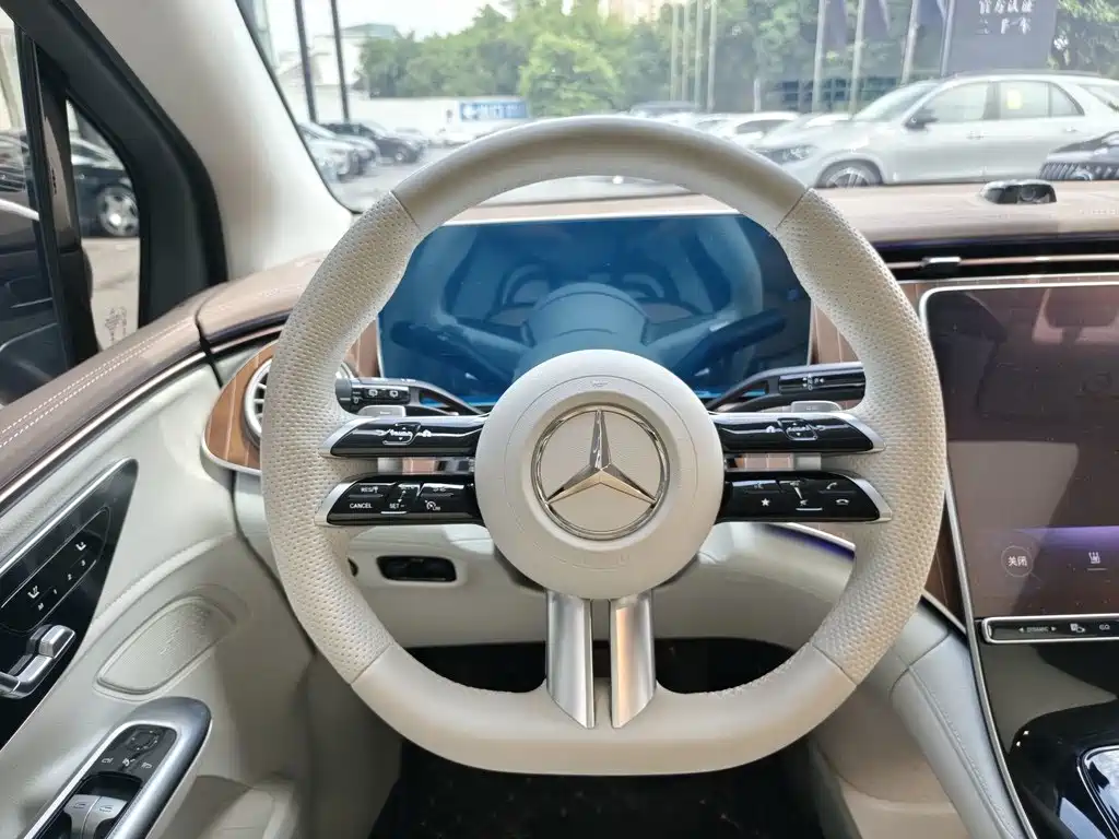 Mercedes-Benz EQE SUV — миниатюра 10