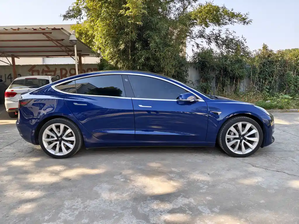 Tesla Model 3 — миниатюра 4