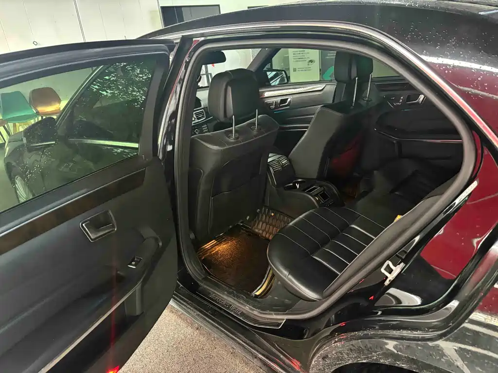 Mercedes-Benz E-Class — миниатюра 7