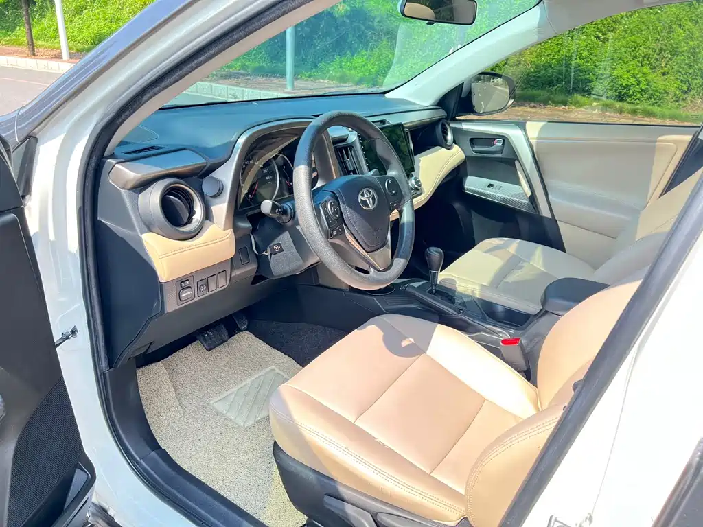 Toyota RAV4 — миниатюра 8