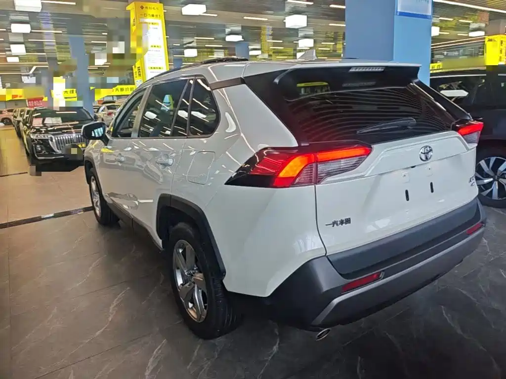 Toyota RAV4 — миниатюра 5