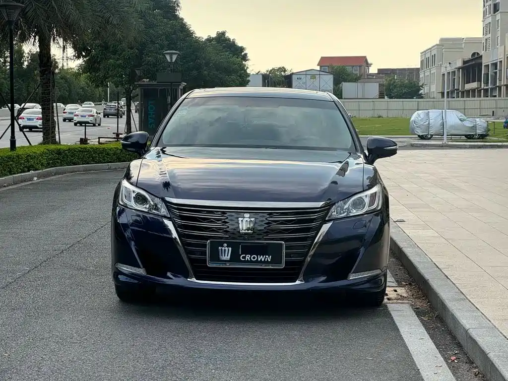 Toyota Crown — миниатюра 3