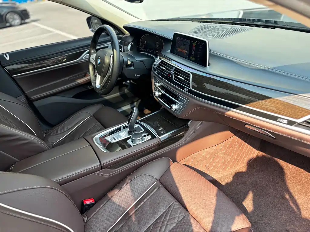 BMW 7 Series — миниатюра 10