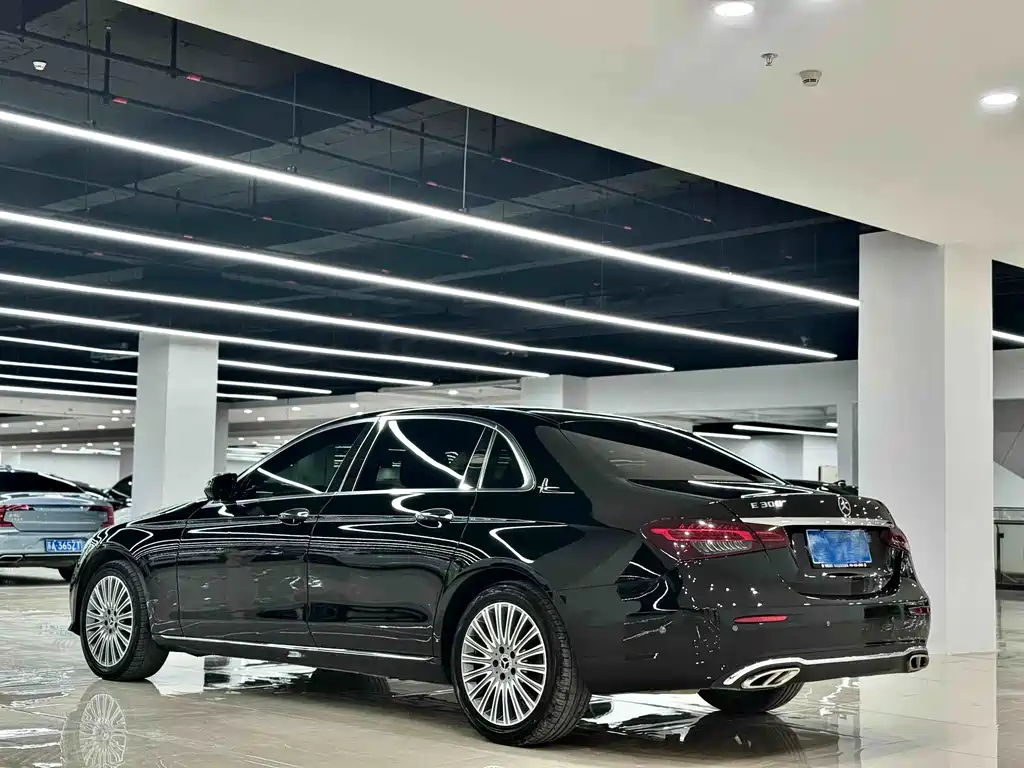 Mercedes-Benz E-Class — миниатюра 11