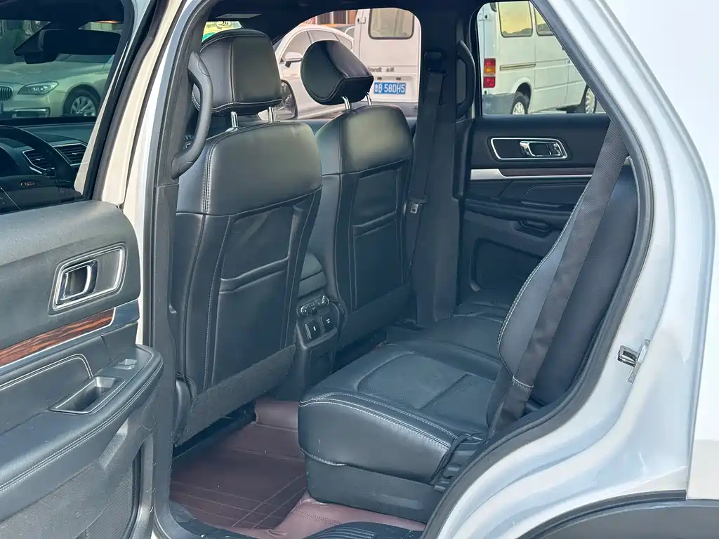 Ford Explorer (Import) — миниатюра 8