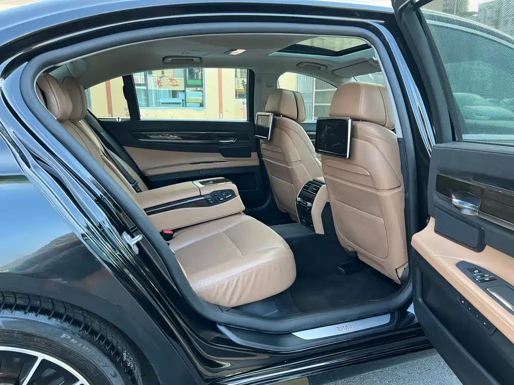 BMW 7 Series — миниатюра 12